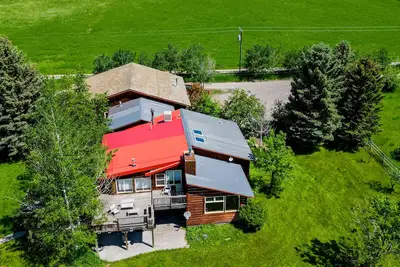 Image de Group friendly 5 acre retreat - Mountains, Ponds, 2 homes Views