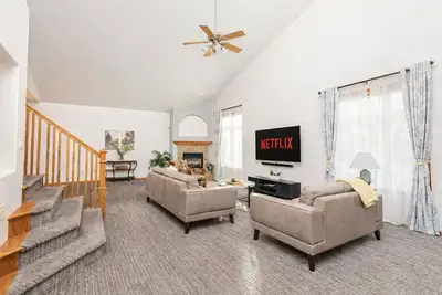 Image de 5br I Sleeps 10, King x2, Pack n Play, Air Hockey