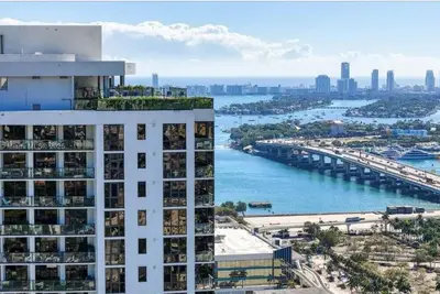 Image de Cozy, modern 2-bedroom condo in the heart of downtown Miami -free valet parking.