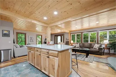 Image de 4 Acres + 4br Secluded Cabin w Hot Tub & Fire Pit. Next to Blue Ridge Parkway!