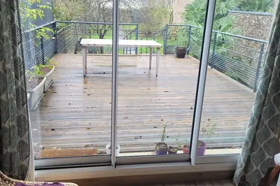 Image de villa près du centre ville (environ 600 m) avec terrain