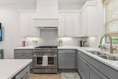 Image de New Oaks Escape | King | Steps from River Ranch