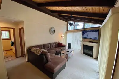 Image de 2 Bedroom Chalet Close to Ski- Snowboard-Tubing with Hot Tub