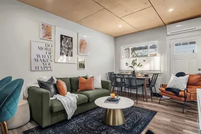 Image de The Bedrock | Modern Charm | Sleeps 6 Guests | New