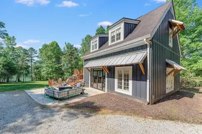 Image de Peaceful Lakeside Retreat