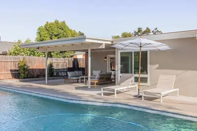 Image de Cozy Modern Haven w/ Soothing Ambience & Pool