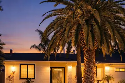 Image de Palm Grove: Luxe King, Wet Room & Chef’s Kitchen