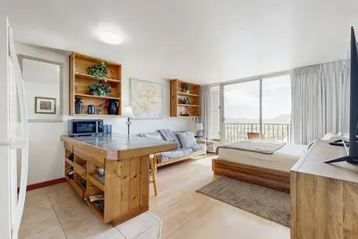 Image de Cozy studio with lanai & water views - shared hot tub, rooftop pool and sauna
