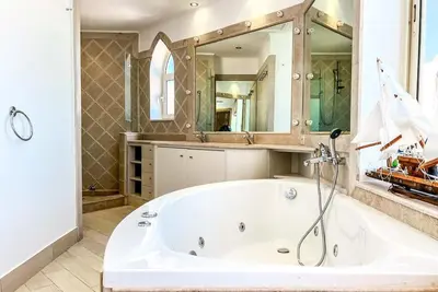 Image de Light & Airy Spacious Marina 3br w Sauna & Hot tub & Free Beach - Seascape Stays