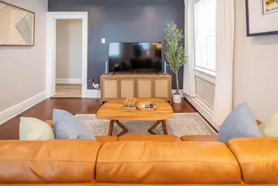 Image de 3br/1. 5ba • King Bed • Parking • Laundry • Pets Ok • Bidet