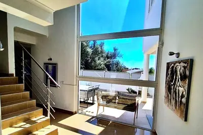 Image de Spacious 6-bedroom villa in charming Portimão with Ac and pool