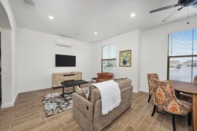 Image de Modern Private Guest Suite Near Downtown & Parks!