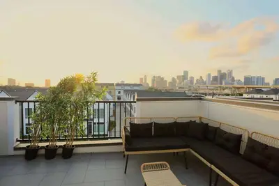 Image de Modern Luxury Skyline View Villa w Hot Tub 5 mins