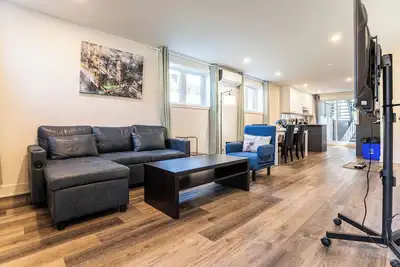 Image de 1756 Rue Balmoral | 3br / 1ba Modern City Retreat