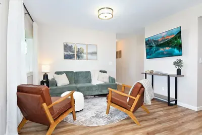 Image de Relax and enjoy this stylish 3-bedroom, 2-bath retreat sleeps 8!