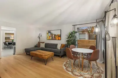 Image de Centrally Located Bungalow | Green Lake & Parking