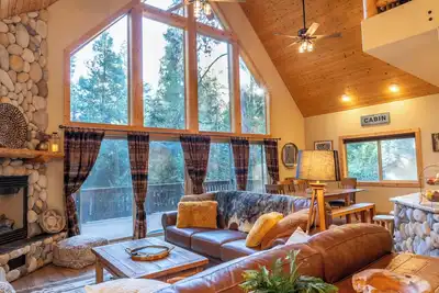 Image de Spacious Chalet Near Bear Valley -Sleeps 10 - Big Trees Village - Game Room