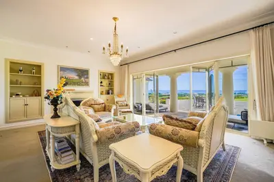 Image de Luxury 5-Bedroom Manor Villa in Karaka