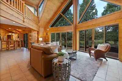 Image de Risa Lodge | Private Pond, Hot Tub, Chef’s Kitchen, 10 Acres