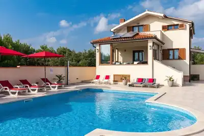 Image de Nettes Ferienhaus in Pomer mit Privatem Pool by Interhome