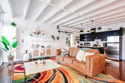 Image de Stunning 2 Bedroom Loft with heated parking in the heart of the Ice District.