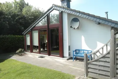 Image de L21 Ferienhaus mit Wintergarten und Holzterrasse by Interhome