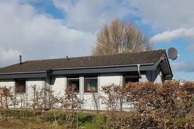 Image de Freistehendes Ferienhaus in 2. Reihe am See by Interhome