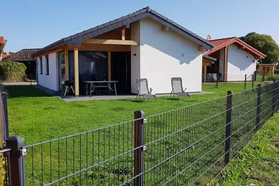 Image de N4 Haus in Nordseenähe mit Terrasse und Garten by Interhome