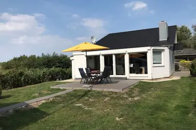 Image de E3 Haus mit Wintergarten, Kamin und Deichblick by Interhome