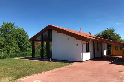 Image de E17 Ferienhaus mit Wintergarten und Terrasse by Interhome