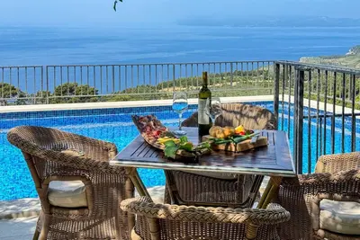 Image de Charmantes Steinhaus mit Pool und Meerblick by Interhome