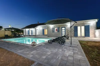 Image de Villa mit Garten, Grill und Terrasse by Interhome