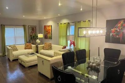 Image de Serenity - Loft Style Near Downtown+Freeway, Upr Duplex, Separate Entrance