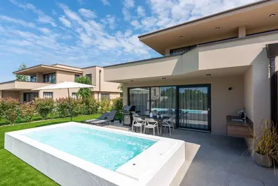 Image de Quercus Village App 12 mit privatem Pool by Interhome