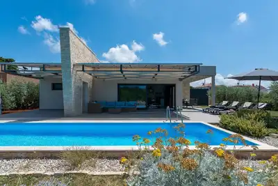 Image de Wunderschönes Ferienhaus in Bužinija mit Pool by Interhome
