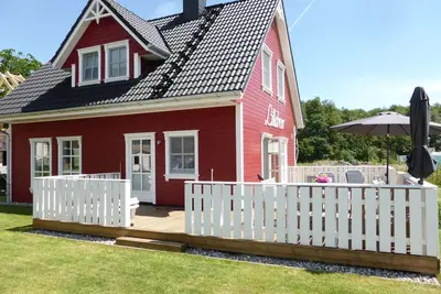 Image de Komfortables Ferienhaus in Breege mit Sauna by Interhome