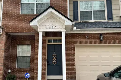 Image de 3-bedroom townhome in vibrant Atlanta near entertainment Mercedes Benz Stadium