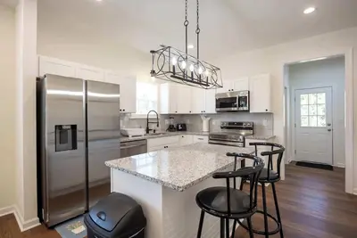 Image de 4 Min to Downtown | Car Rental Avail. | En-Suite