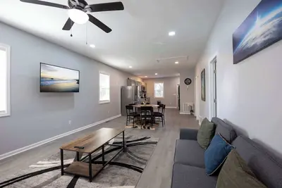 Image de 4 Min to Downtown | 11 to Elon | Car Rental Avail.