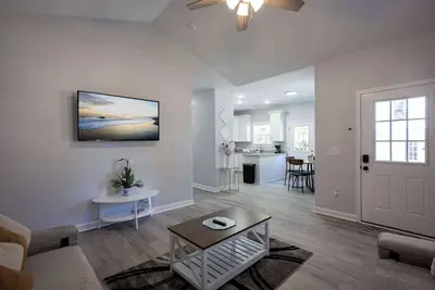 Image de 2 Min to Downtown | 9 to Elon | Car Rental Avail.