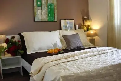 Image de Luxuriöses Penthouse - Meerblick, stilvolle Wohnung mit Pool by Interhome