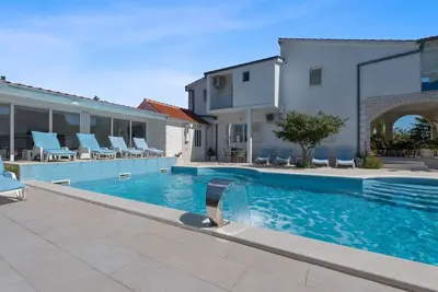 Image de Villa Almas mit Schwimmbad, Fitnessraum, Tennisplatz by Interhome