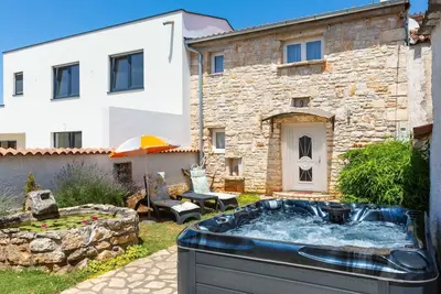 Image de \"Lilo Lavender\" mit Whirlpool by Interhome