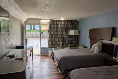 Image de Peaceful 2-Room Accommodation Steps from Dining