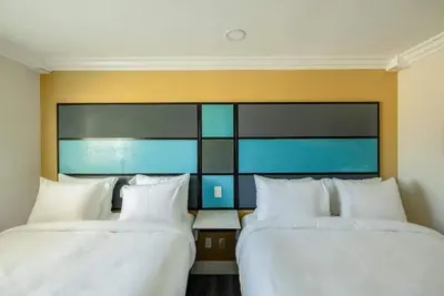 Image de 2 Queen Beds Room Near Miami, Ok Attractions with Tv + Desk – 2 Rooms