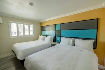 Image de 2 Rooms | Affordable 2 Queen Beds Perfect for Relaxation + Comfort