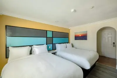 Image de Stay in a 2 Queen Beds Room for Victorville Family Adventures – 3 Rooms