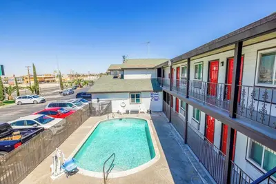 Image de 2 Queen Beds + Cable Tv, Close to Restaurants & Attractions, 4 Rooms