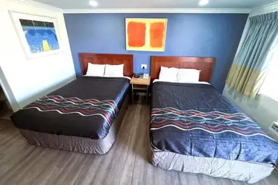 Image de Room w/ 2 Queens + Kitchenette, Perfect for Extended Stays – Central Ridgecrest