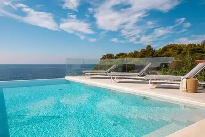 Image de Villa mit Infinity-Pool by Interhome